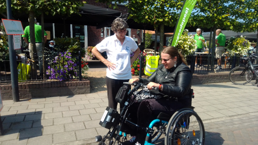 Dieuwertje laat een BM4D-medewerkster haar handbike van EWTS zien. (Foto: Jochem Verdonk)